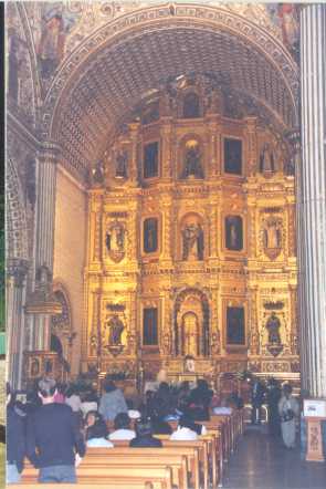 Kirken La Soledad i Oaxaca bag alteret